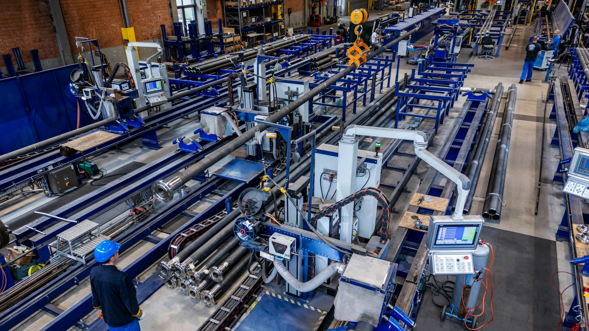 Die Rohrschweißanlage in einer Produktionshalle der Firma Schmidt+ Clemens in Kaiserau.