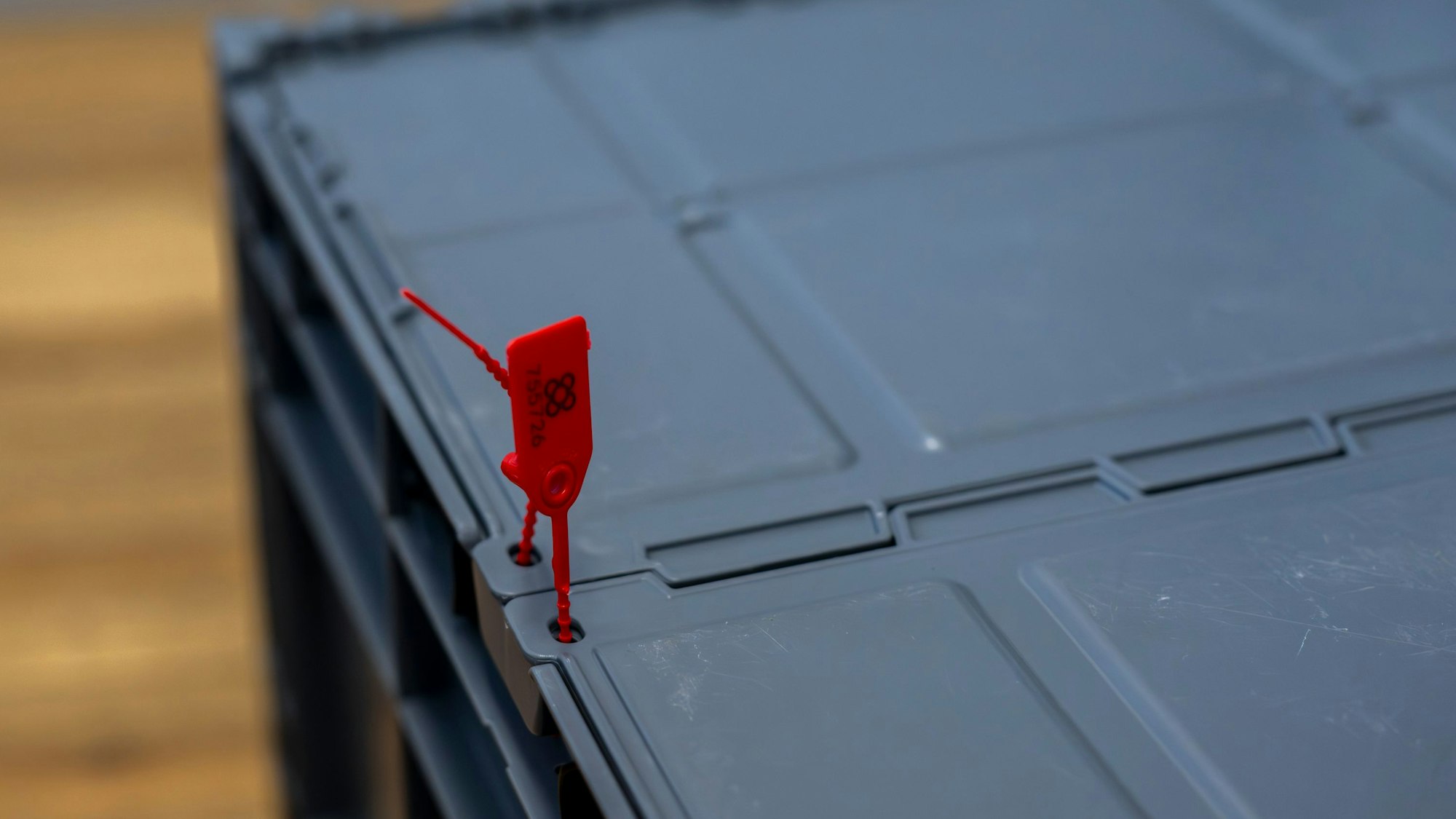 Blick auf einen Umzugsbehälter mit einer roten Plombe.