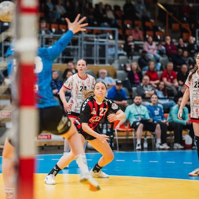 Luise Gruber TSV Bayer 04 Leverkusen, 27 mit einem Tor, Annika Distel TG Nuettingen, 25 TSV Bayer 04 Leverkusen vs. TG Nuertingen, Handball, 2.Handball-Bundesliga, 22.Spieltag, Saison 2025/26, 29.03.2026, TSV Bayer 04 Leverkusen vs. TG Nuertingen, Handball, 2.HBL, 22.Spieltag, Saison 2025/26, 29.03.2026 Leverkusen *** Luise Gruber TSV Bayer 04 Leverkusen, 27 with one goal, Annika Distel TG Nuettingen, 25 TSV Bayer 04 Leverkusen vs TG Nuertingen, Handball, 2 Handball Bundesliga, 22 Matchday, Season 2025 26, 29 03 2026, TSV Bayer 04 Leverkusen vs TG Nuertingen, Handball, 2 HBL, 22 Matchday, Season 2025 26, 29 03 2026 Leverkusen Copyright: xEibner-Pressefoto/LukasxBaldygax EP_LBA