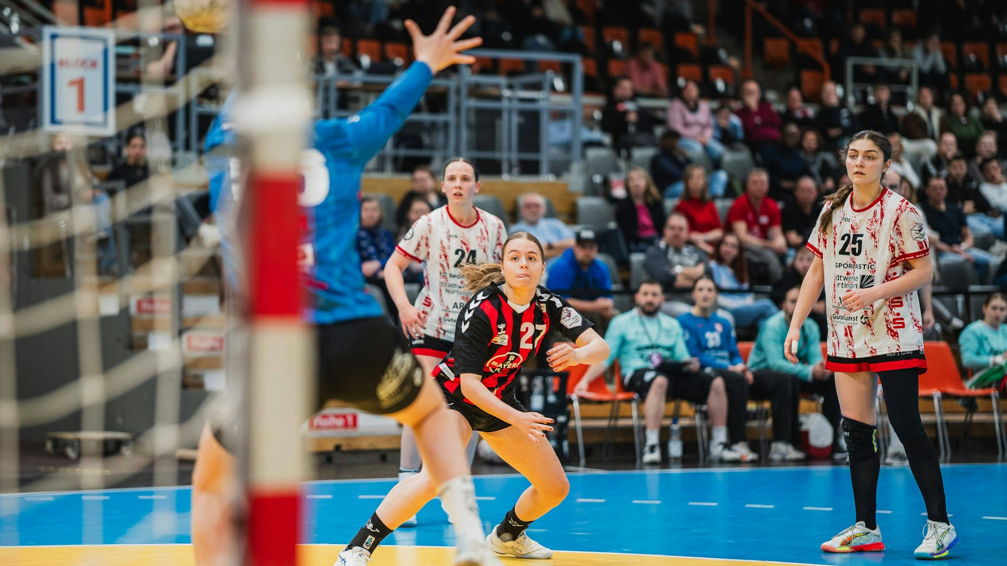 Luise Gruber TSV Bayer 04 Leverkusen, 27 mit einem Tor, Annika Distel TG Nuettingen, 25 TSV Bayer 04 Leverkusen vs. TG Nuertingen, Handball, 2.Handball-Bundesliga, 22.Spieltag, Saison 2025/26, 29.03.2026, TSV Bayer 04 Leverkusen vs. TG Nuertingen, Handball, 2.HBL, 22.Spieltag, Saison 2025/26, 29.03.2026 Leverkusen *** Luise Gruber TSV Bayer 04 Leverkusen, 27 with one goal, Annika Distel TG Nuettingen, 25 TSV Bayer 04 Leverkusen vs TG Nuertingen, Handball, 2 Handball Bundesliga, 22 Matchday, Season 2025 26, 29 03 2026, TSV Bayer 04 Leverkusen vs TG Nuertingen, Handball, 2 HBL, 22 Matchday, Season 2025 26, 29 03 2026 Leverkusen Copyright: xEibner-Pressefoto/LukasxBaldygax EP_LBA