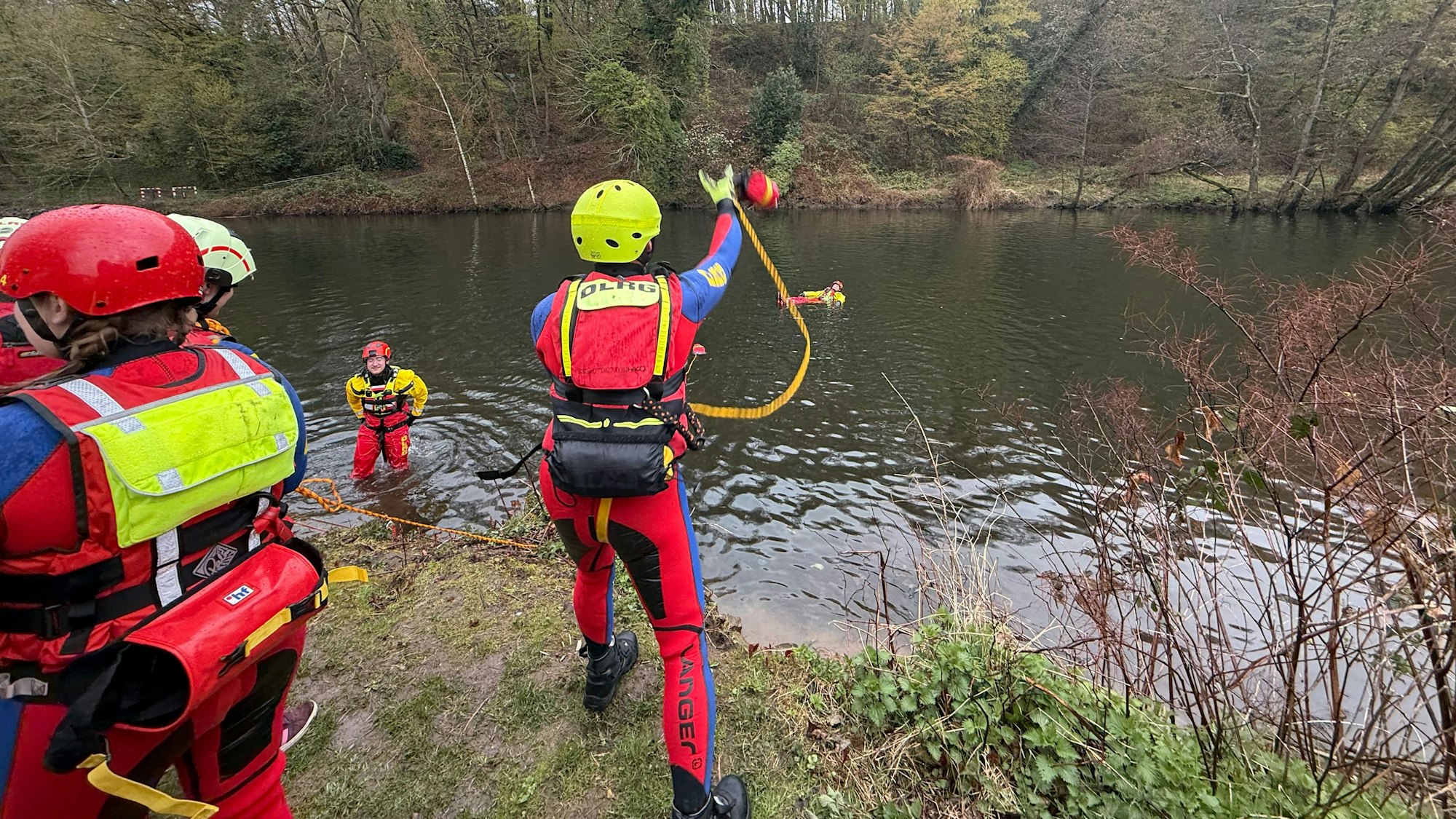 Die DLRGler übten zum Beispiel, wie man sich sicher in der Strömung bewegt und natürliche Gegebenheiten des Gewässers gezielt nutzt.