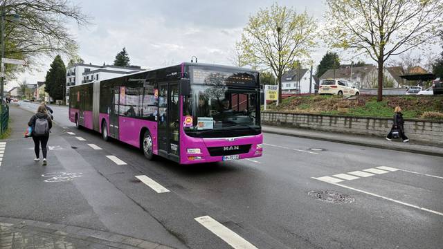 Ein Bus auf der Straße.