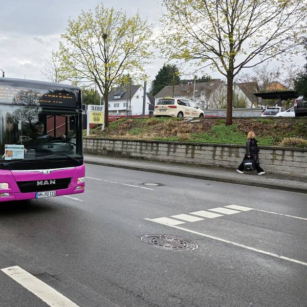 Ein Bus auf der Straße.