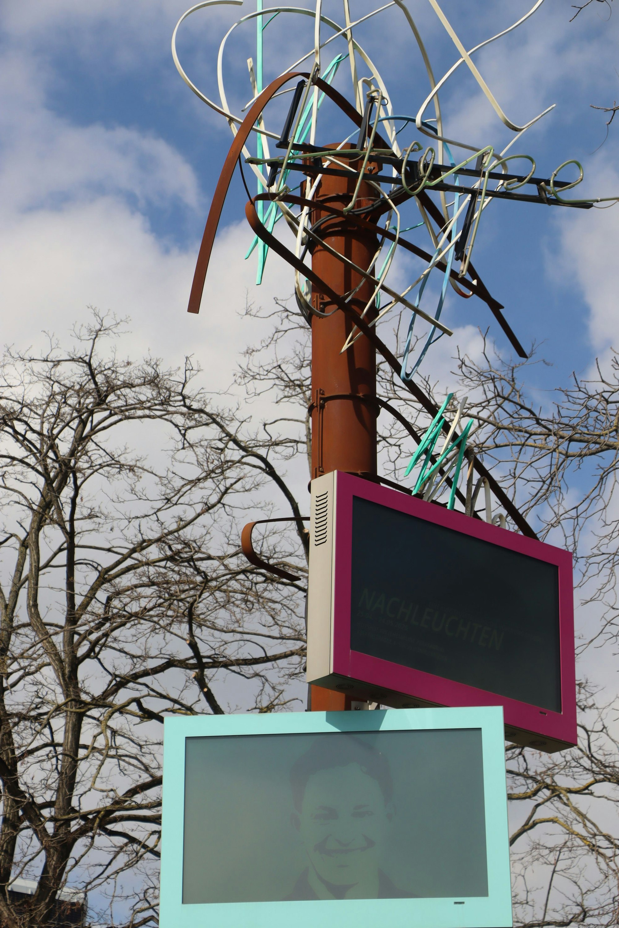 Auf dem Foto ist das Kunstwerk von HA Schult zu sehn, das Portrait von Luis Paulo ist zu sehen.