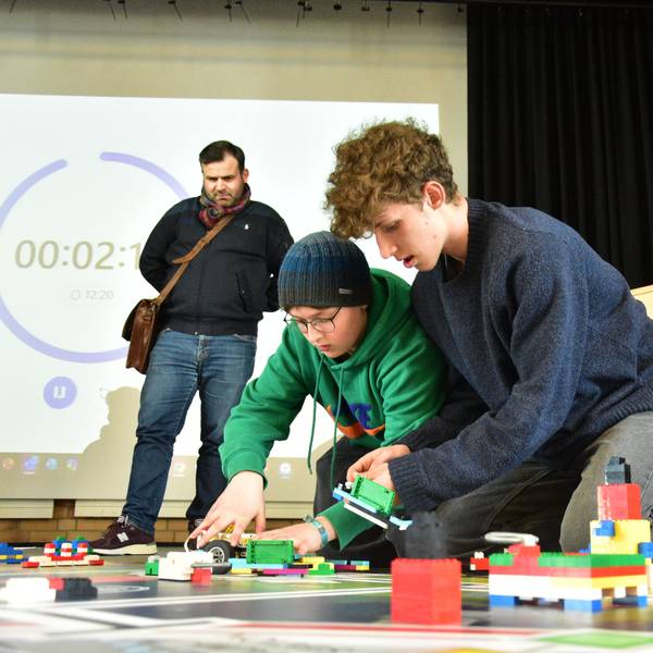 Volle Anspannung bei Alexander (links) und Valentin. Die Schüler aus Bonn sicherten sich den ersten Platz im Roboterwettbewerb.