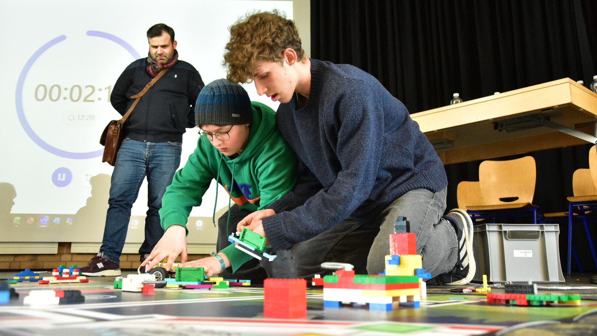 Volle Anspannung bei Alexander (links) und Valentin. Die Schüler aus Bonn sicherten sich den ersten Platz im Roboterwettbewerb.