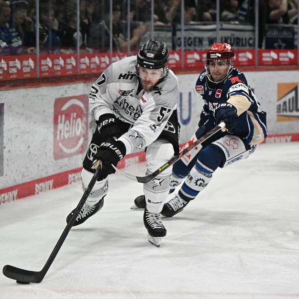 Kölns Brady Austin (l.) mit dem Puck in Aktion.