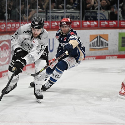 Kölns Brady Austin (l.) mit dem Puck in Aktion.