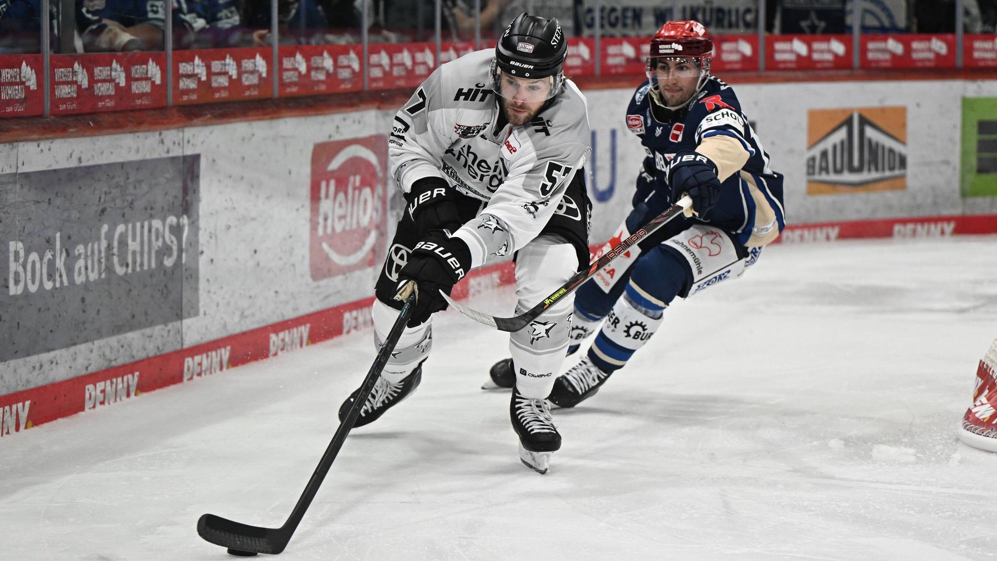 Kölns Brady Austin (l.) mit dem Puck in Aktion.