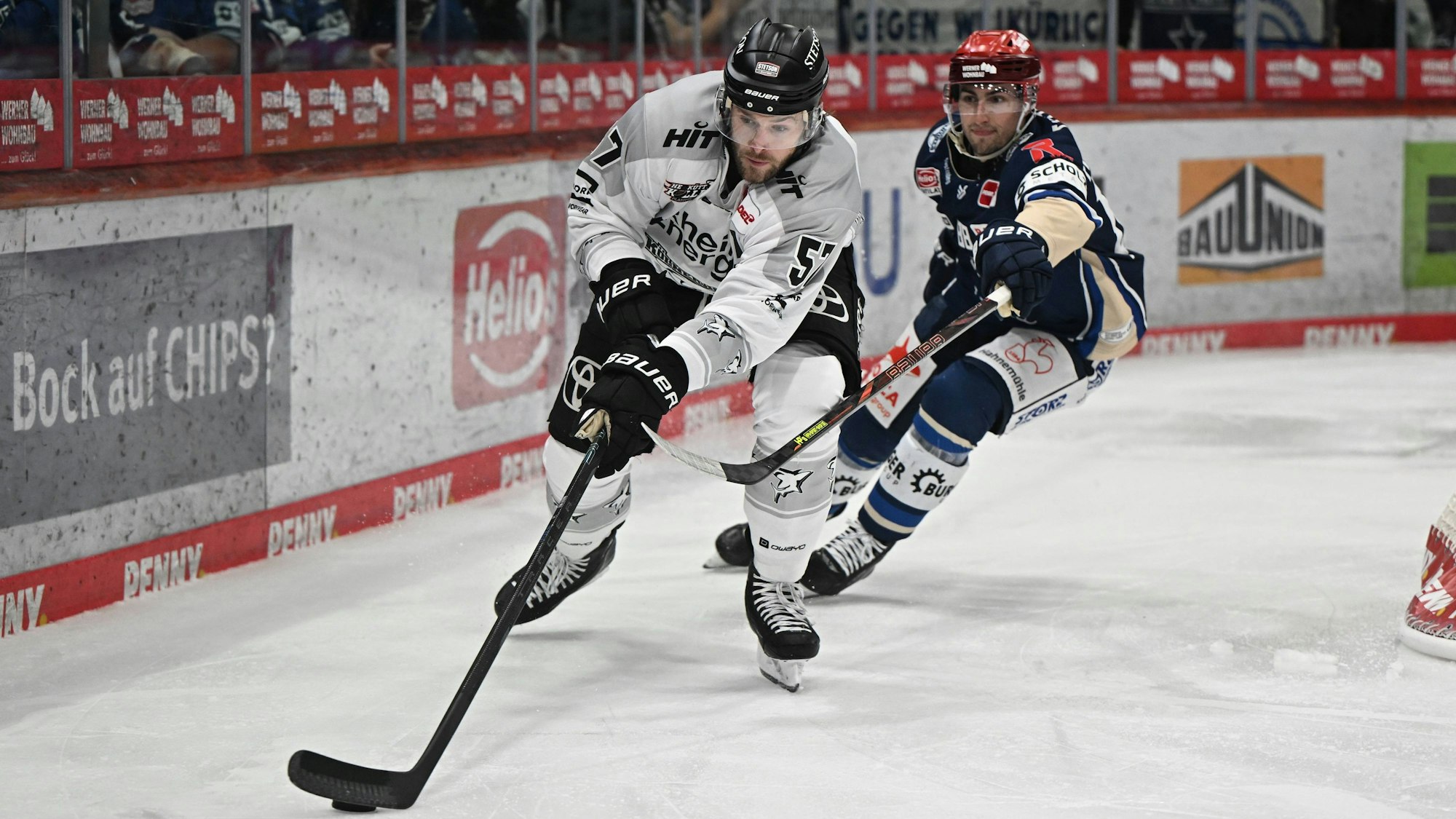 Kölns Brady Austin (l.) mit dem Puck in Aktion.