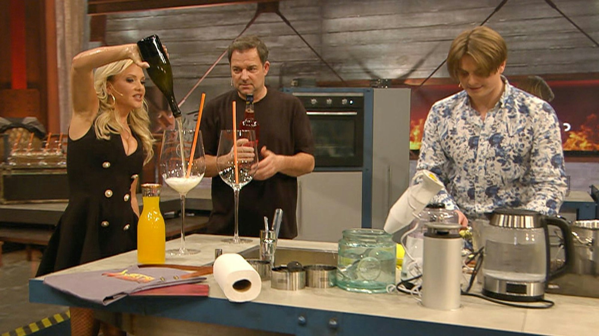 Während sich Vincent Gross an der Vorspeise versuchte, mixten Evelyn Burdecki und Martin Rütter zwei rieisge Aperol Spritz. (Bild: RTL)
