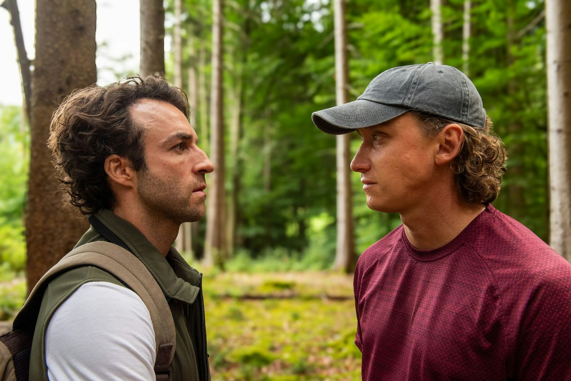 Forstwirt Yascha (Linus Schütz, links) und Fotograf Mats (Aaron Friesz) müssen für die Liebe kämpfen. (Bild: ZDF/Susanne Bernhard)