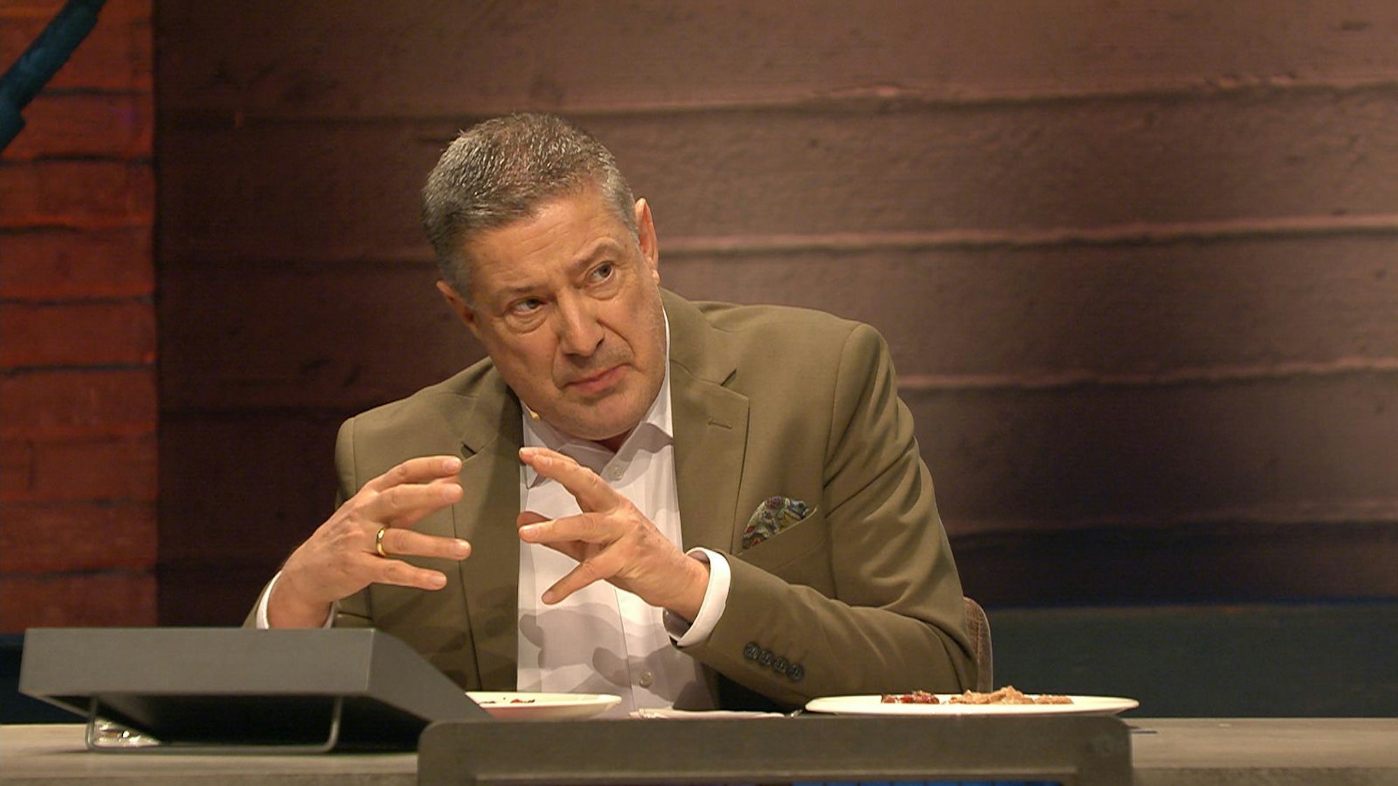 Lustvoll lästern und lamentieren: Juror Joachim Llambi haute bei „Grill den Henssler“ (VOX) etliche Köche in die Pfanne - und eckte damit an. (Bild: RTL)