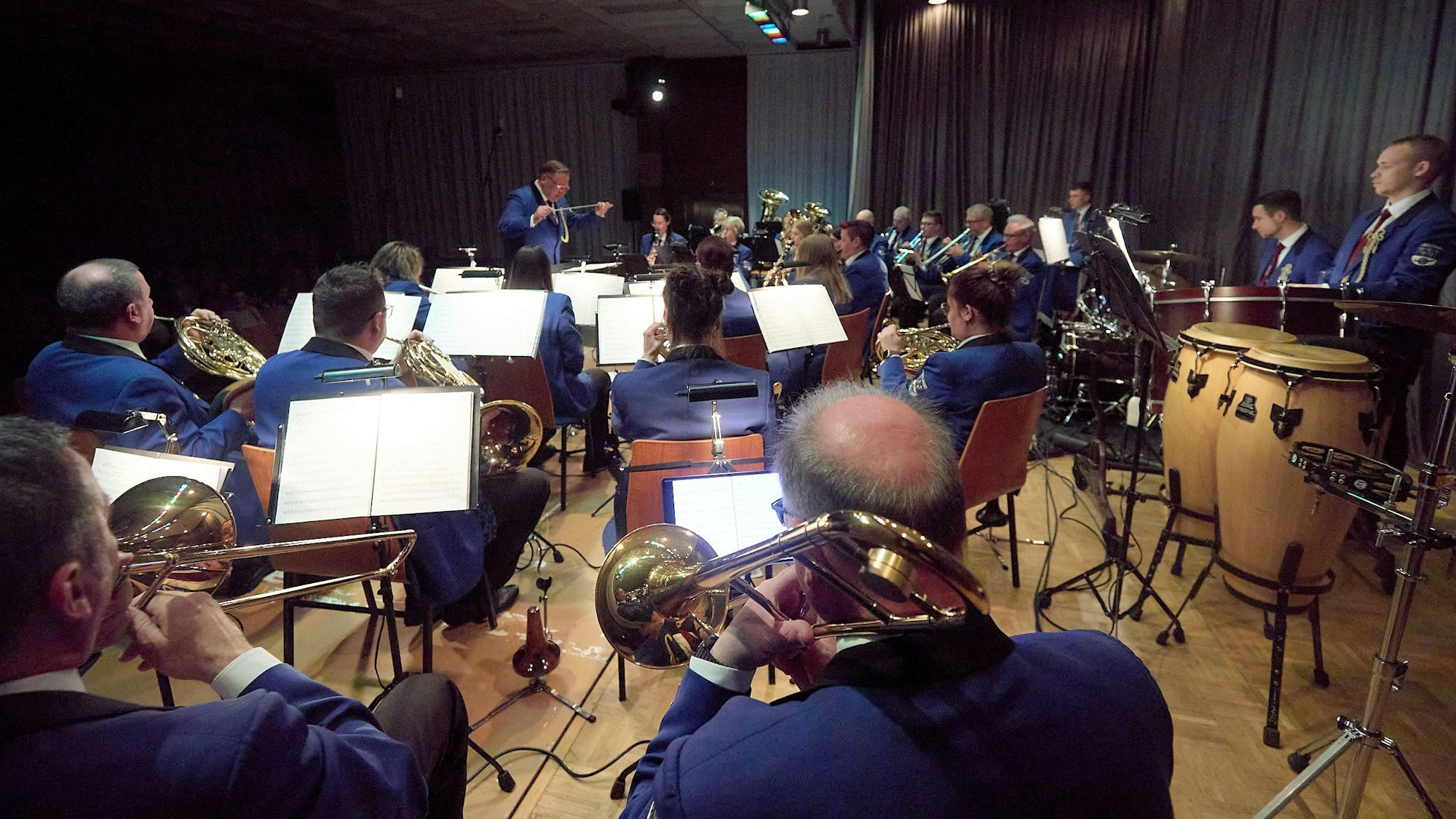 Auf der Bühne der Grenzlandhalle in Hellenthal sind die Musiker des Musikvereins Schöneseiffen zu sehen.