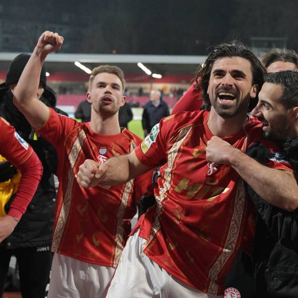 13.02.2026, xophax, Fussball Regionalliga West. SC Fortuna Köln gegen FC Gütersloh Jubel nach dem Sieg gegen Gütersloh mit den Fans : V.l.n. rechts Tom Geerkens , David Kamm Al-Azzawe und Rafael Garcia alle Fortuna Köln Koeln *** 13 02 2026, xophax, Soccer Regionalliga West SC Fortuna Köln vs FC Gütersloh Cheering after the win against Gütersloh with the fans From left to right Tom Geerkens , David Kamm Al Azzawe and Rafael Garcia all Fortuna Köln Koeln