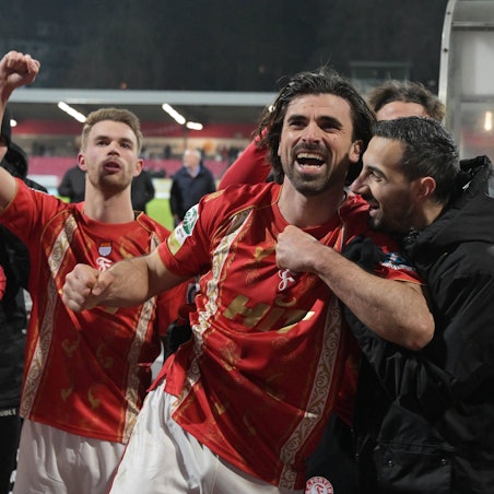13.02.2026, xophax, Fussball Regionalliga West. SC Fortuna Köln gegen FC Gütersloh Jubel nach dem Sieg gegen Gütersloh mit den Fans : V.l.n. rechts Tom Geerkens , David Kamm Al-Azzawe und Rafael Garcia alle Fortuna Köln Koeln *** 13 02 2026, xophax, Soccer Regionalliga West SC Fortuna Köln vs FC Gütersloh Cheering after the win against Gütersloh with the fans From left to right Tom Geerkens , David Kamm Al Azzawe and Rafael Garcia all Fortuna Köln Koeln