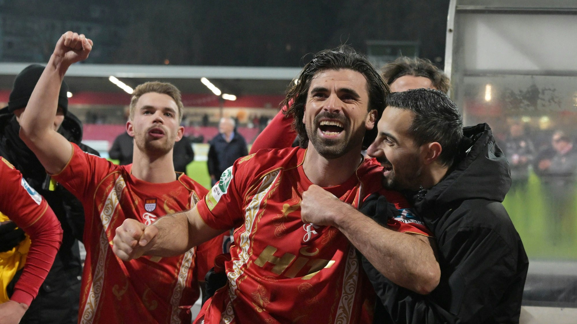 13.02.2026, xophax, Fussball Regionalliga West. SC Fortuna Köln gegen FC Gütersloh Jubel nach dem Sieg gegen Gütersloh mit den Fans : V.l.n. rechts Tom Geerkens , David Kamm Al-Azzawe und Rafael Garcia alle Fortuna Köln Koeln *** 13 02 2026, xophax, Soccer Regionalliga West SC Fortuna Köln vs FC Gütersloh Cheering after the win against Gütersloh with the fans From left to right Tom Geerkens , David Kamm Al Azzawe and Rafael Garcia all Fortuna Köln Koeln