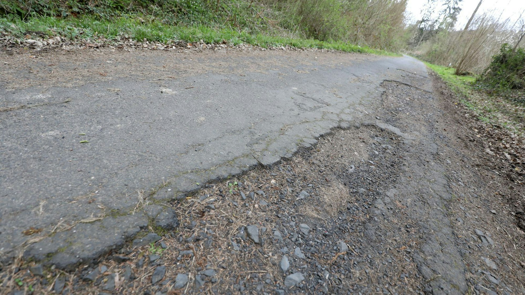 Schäden an einer Asphaltdecke.