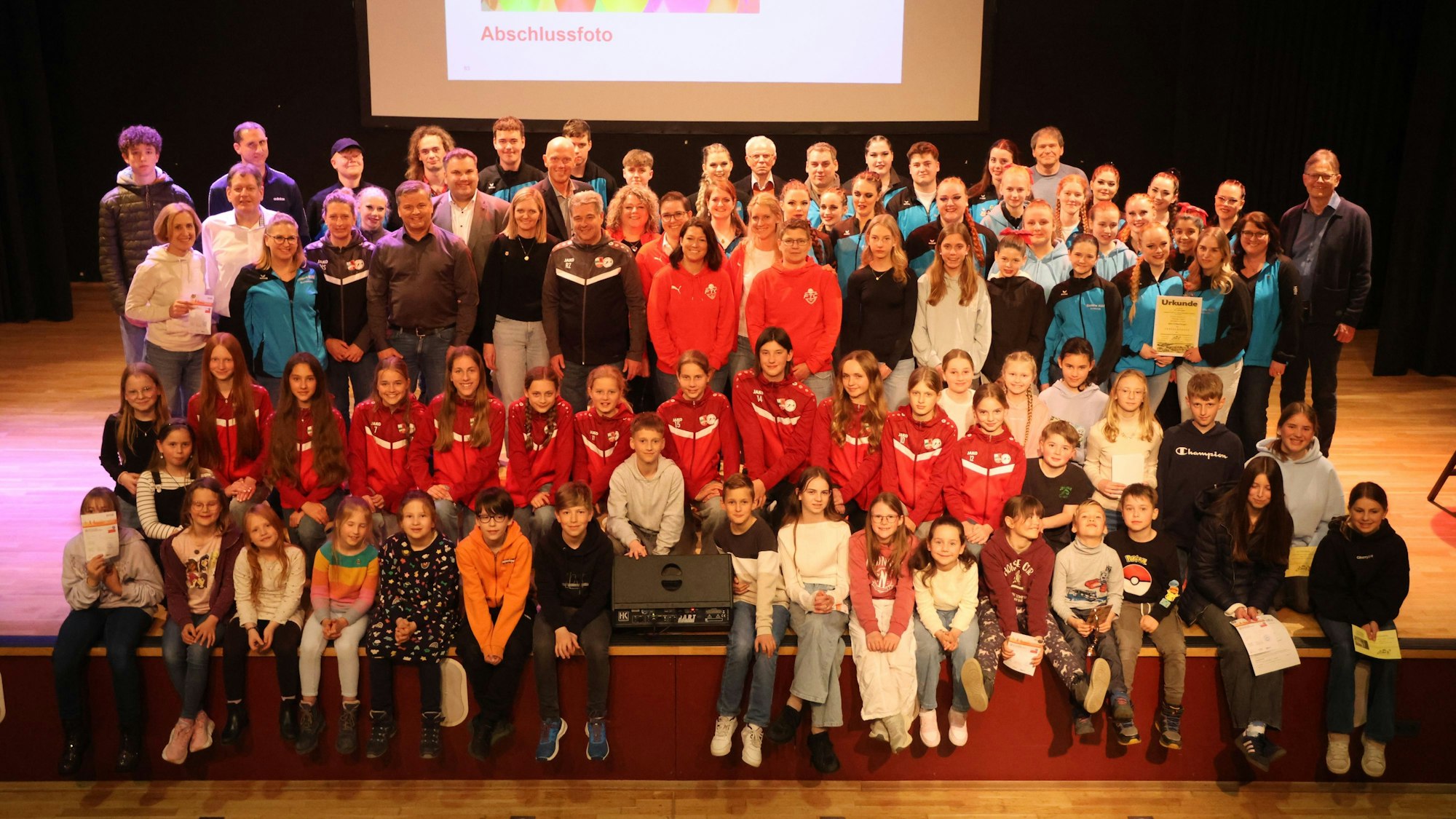 Gruppenfoto mit den vielen Geehrten der Sportlerehrung des Gemeindesportverbandes Morsbach.