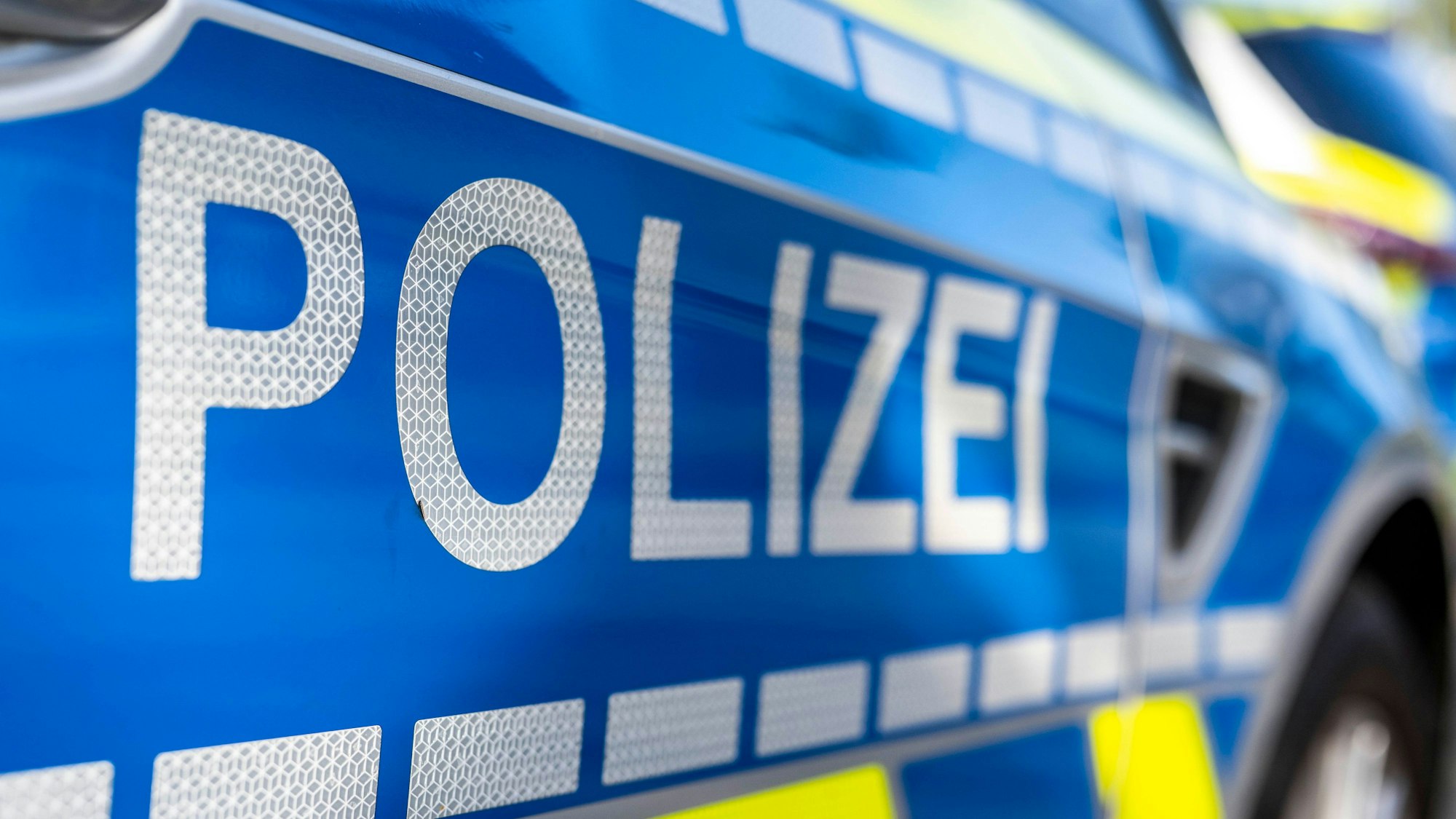 An der Tür von einem Streifenwagen steht der Schriftzug «Polizei».