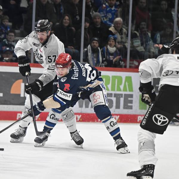v.l.n.r. Brady Austin Koelner Haie Boaz Bassen Schwenninger Wild Wings Schwenninger Wild Wings gegen Koelner Haie, DEL, PlayOff Viertelfinale, Spiel 3, Saison 2025/2026, 20260329 Schwenninger Wild Wings gegen Koelner Haie, DEL, PlayOff Viertelfinale, Spiel 3, Saison 2025/2026, 20260329 Schwenningen *** f l n r Brady Austin Koelner Haie Boaz Bassen Schwenninger Wild Wings Schwenninger Wild Wings vs Koelner Haie, DEL, PlayOff Quarterfinals, Game 3, Season 2025 2026, 20260329 Schwenninger Wild Wings vs Koelner Haie, DEL, PlayOff Quarterfinals, Game 3, Season 2025 2026, 20260329 Schwenningen Copyright: xEibner-Pressefoto/SvenxLaeglerx EP_SVL