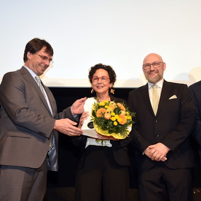 Eine Dame zwischen drei Herren.