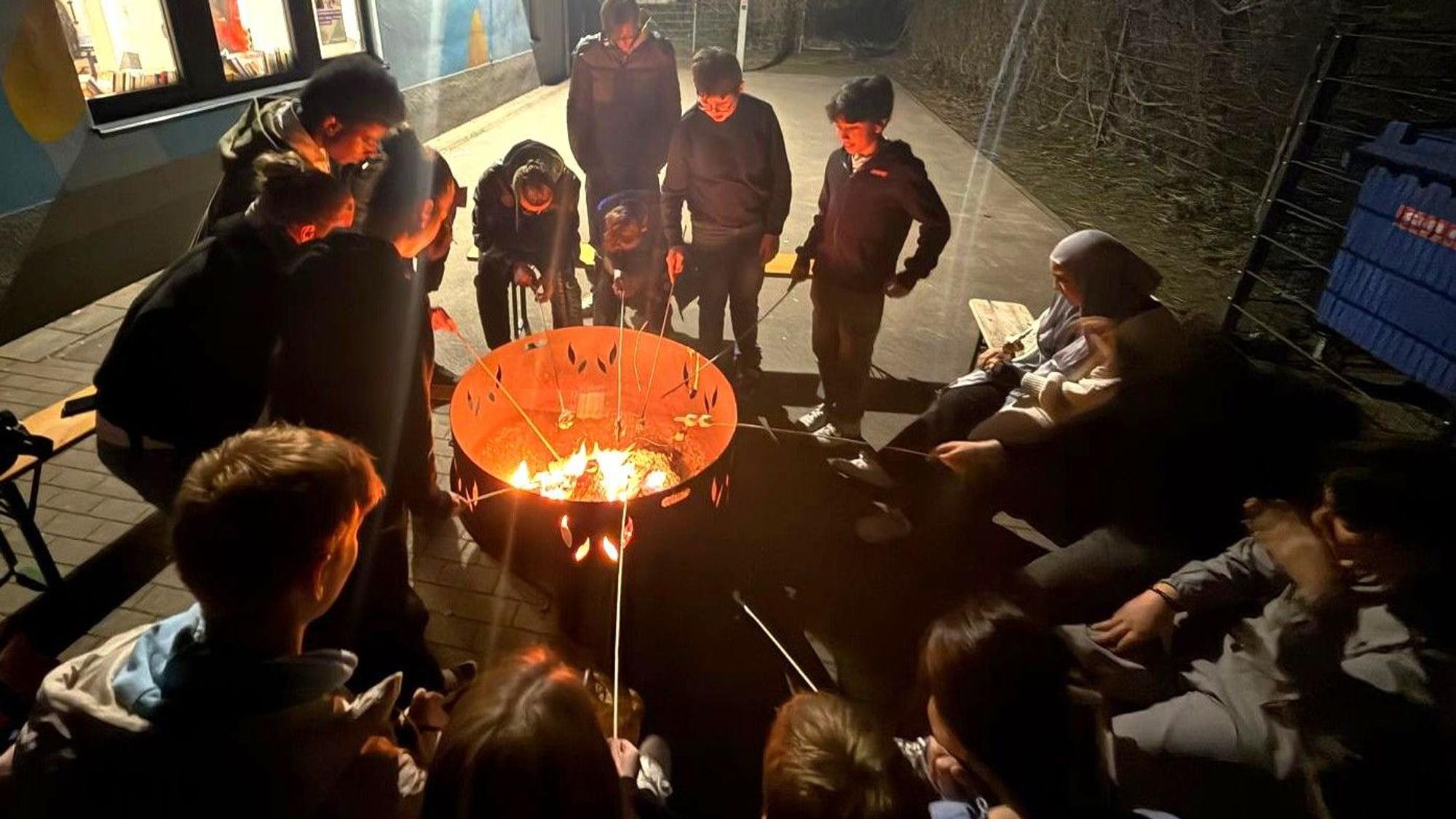 Jugendliche am Lagerfeuer