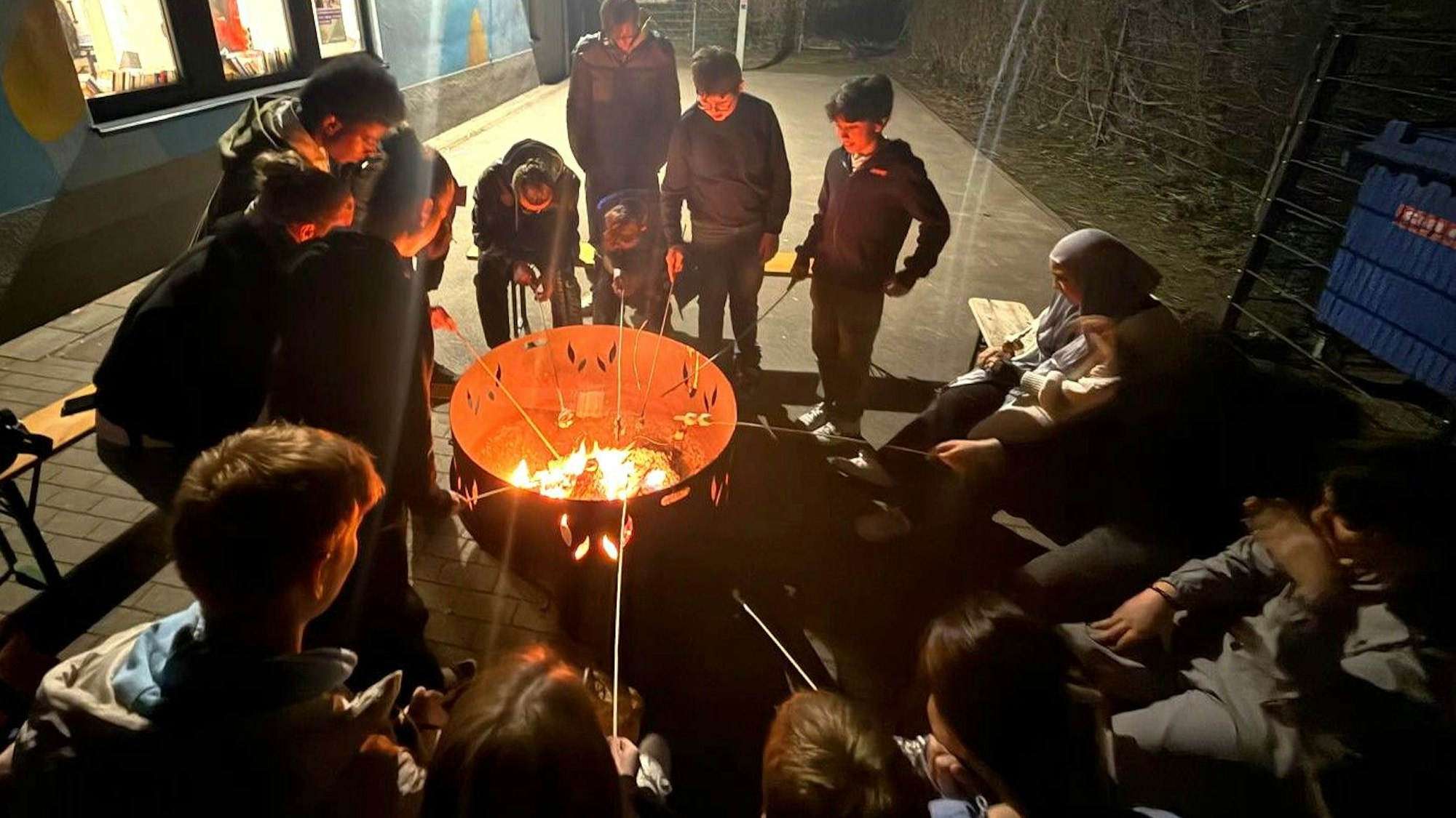 Jugendliche am Lagerfeuer