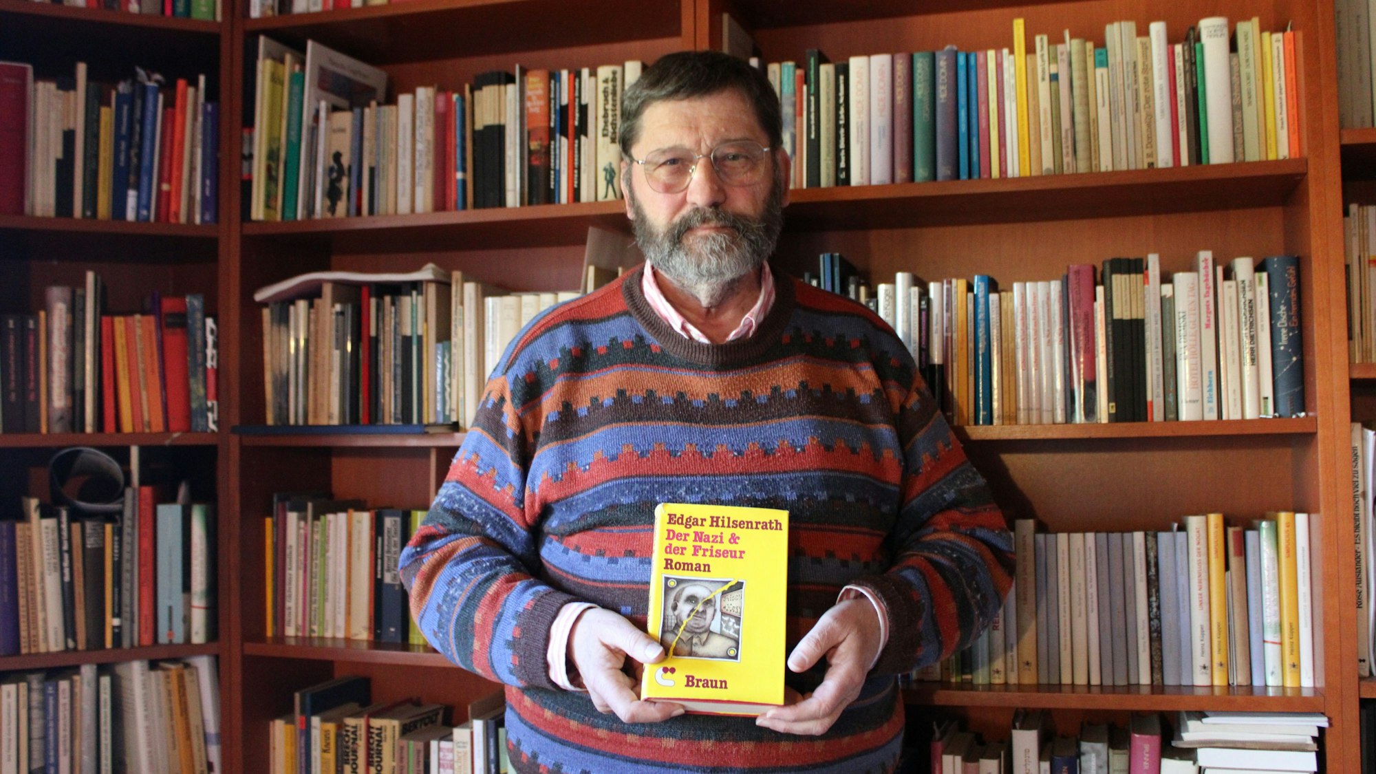 Verleger und Autor Helmut Braun aus Neunkirchen-Seelscheid hält die Erstausgabe des Werks "Der Nazi und der Friseur" von Edgar Hilsenrath.