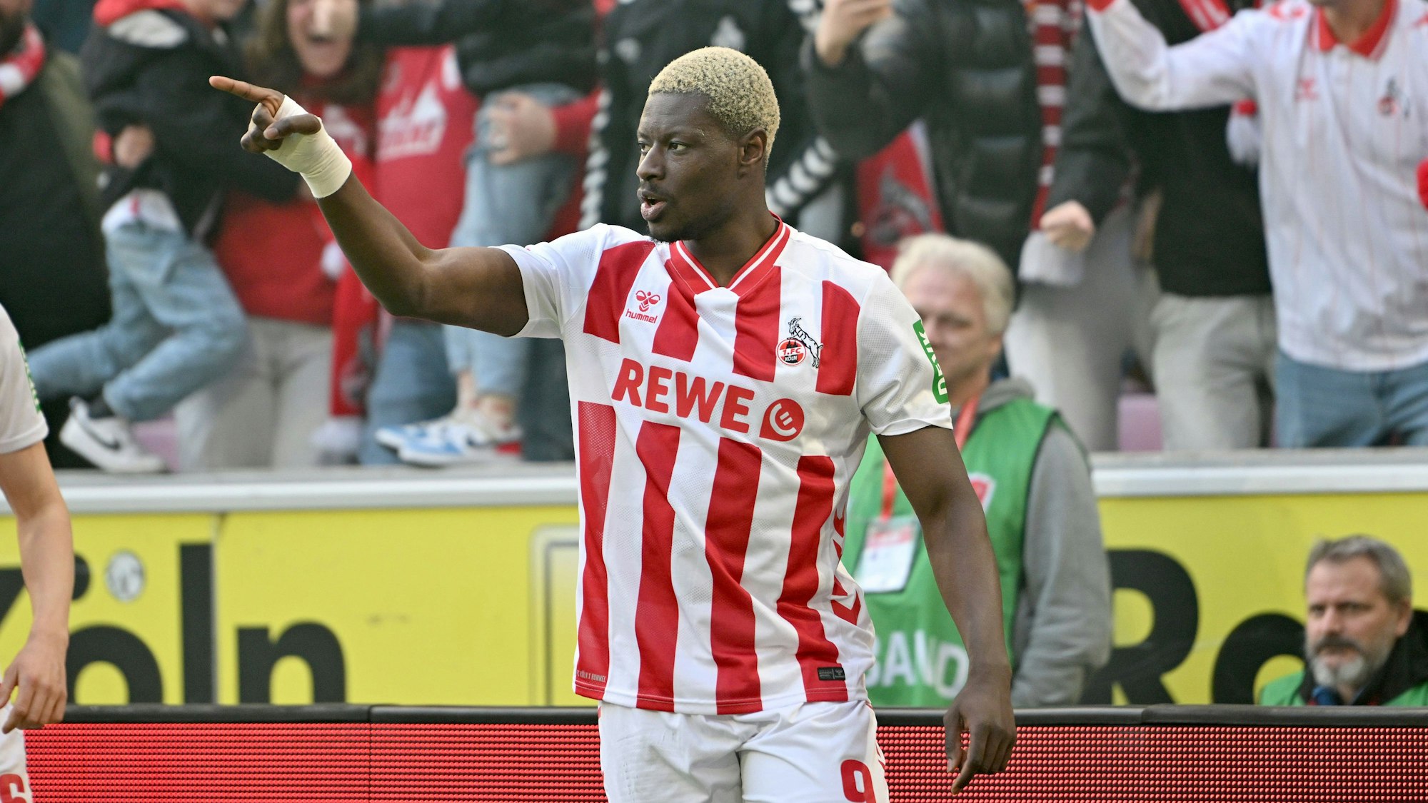 Ragnar Ache jubelt nach einem Tor.