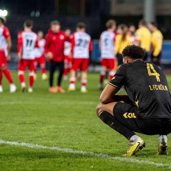 Enttäuschung bei Yannick Mausehund 1. FC Koeln II U21, U 21 4 nach Abpfiff. Hinten jubeln die Spieler der Sportfreunde Siegen Sportfreunde Siegen - 1. FC Köln U21 27.03.2026 Fussball, Regionalliga West, 21. Spieltag, GER, Siegen, Leimbachstadion *** Disappointment for Yannick Mausehund 1 FC Koeln II U21, 4 after the final whistle The players of Sportfreunde Siegen Sportfreunde Siegen 1 FC Köln U21 27 03 2026 Soccer, Regionalliga West, Matchday 21, GER, Siegen, Leimbachstadion Copyright: MarcoxBader