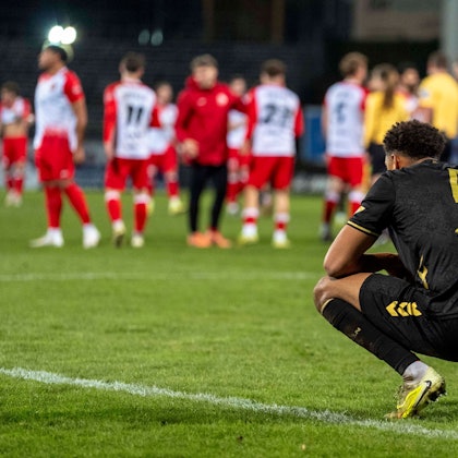 Enttäuschung bei Yannick Mausehund 1. FC Koeln II U21, U 21 4 nach Abpfiff. Hinten jubeln die Spieler der Sportfreunde Siegen Sportfreunde Siegen - 1. FC Köln U21 27.03.2026 Fussball, Regionalliga West, 21. Spieltag, GER, Siegen, Leimbachstadion *** Disappointment for Yannick Mausehund 1 FC Koeln II U21, 4 after the final whistle The players of Sportfreunde Siegen Sportfreunde Siegen 1 FC Köln U21 27 03 2026 Soccer, Regionalliga West, Matchday 21, GER, Siegen, Leimbachstadion Copyright: MarcoxBader