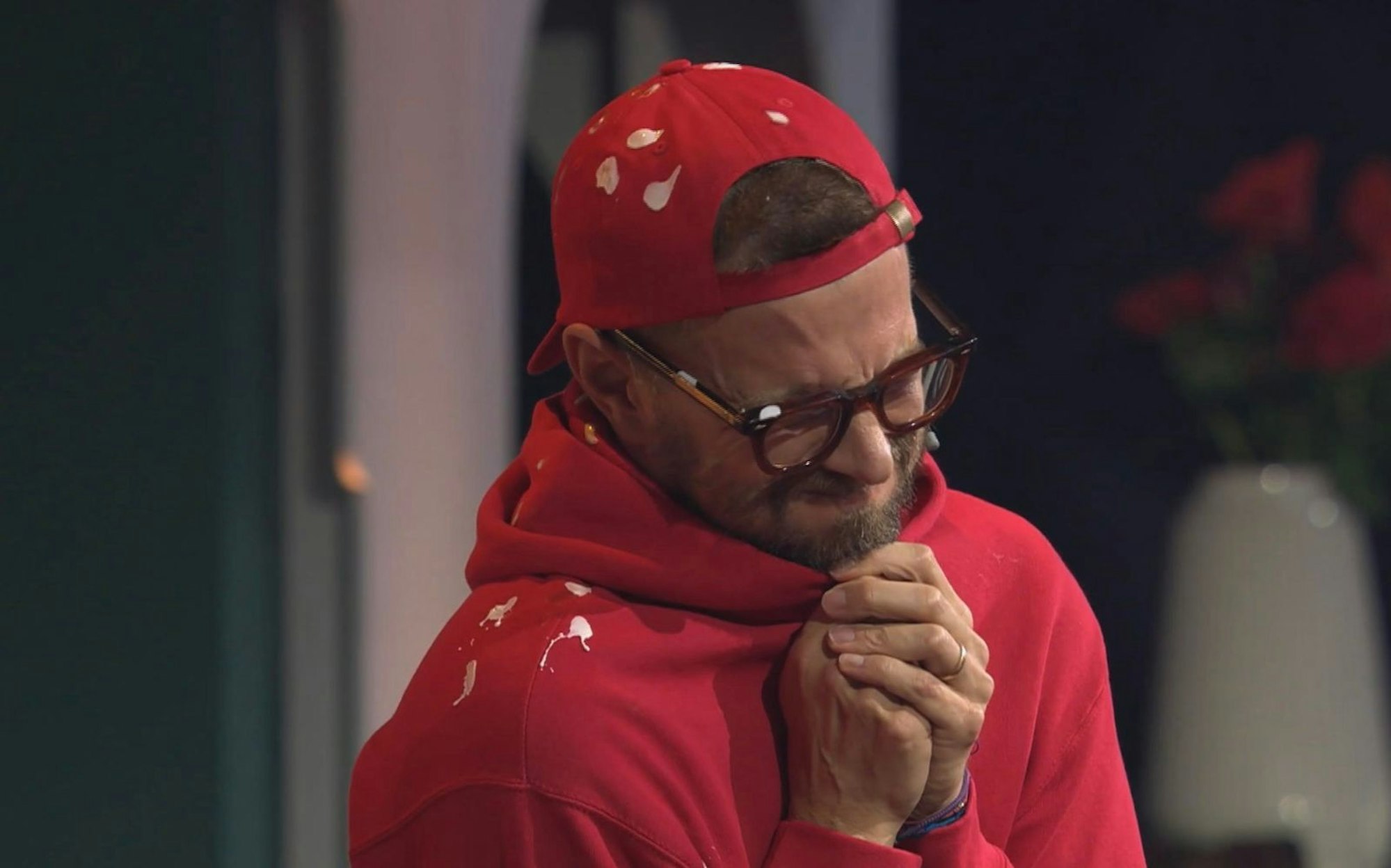 Fieser Gag: In der „Wer stiehlt mir die Show?“-Ausgabe von Till Reiners wird Joko Winterscheidt von Möwen attackiert. (Bild: Joyn/Screenshot)