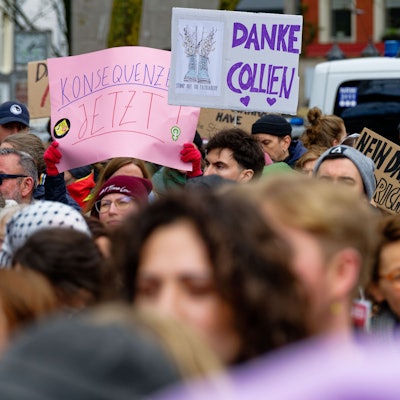 28.03.2026, Nordrhein-Westfalen, Köln: Teilnehmer einer Demonstration "Gegen Patriarchale Gewalt" tragen Schilder mit. Foto: Henning Kaiser/dpa +++ dpa-Bildfunk +++