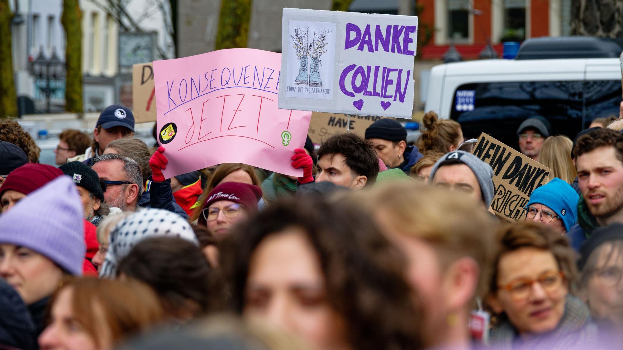 Demonstranten halten Plakate hoch, auf denen unter anderem steht "Danke Collien" oder "Konsequenzen jetzt".