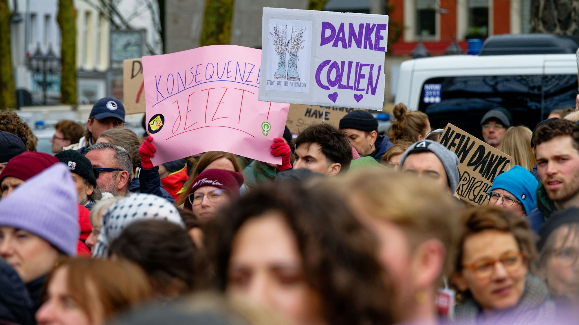 Demonstranten halten Plakate hoch, auf denen unter anderem steht "Danke Collien" oder "Konsequenzen jetzt".