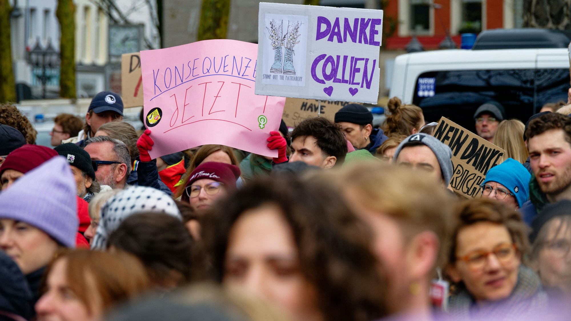 28.03.2026, Nordrhein-Westfalen, Köln: Teilnehmer einer Demonstration "Gegen Patriarchale Gewalt" tragen Schilder mit. Foto: Henning Kaiser/dpa +++ dpa-Bildfunk +++