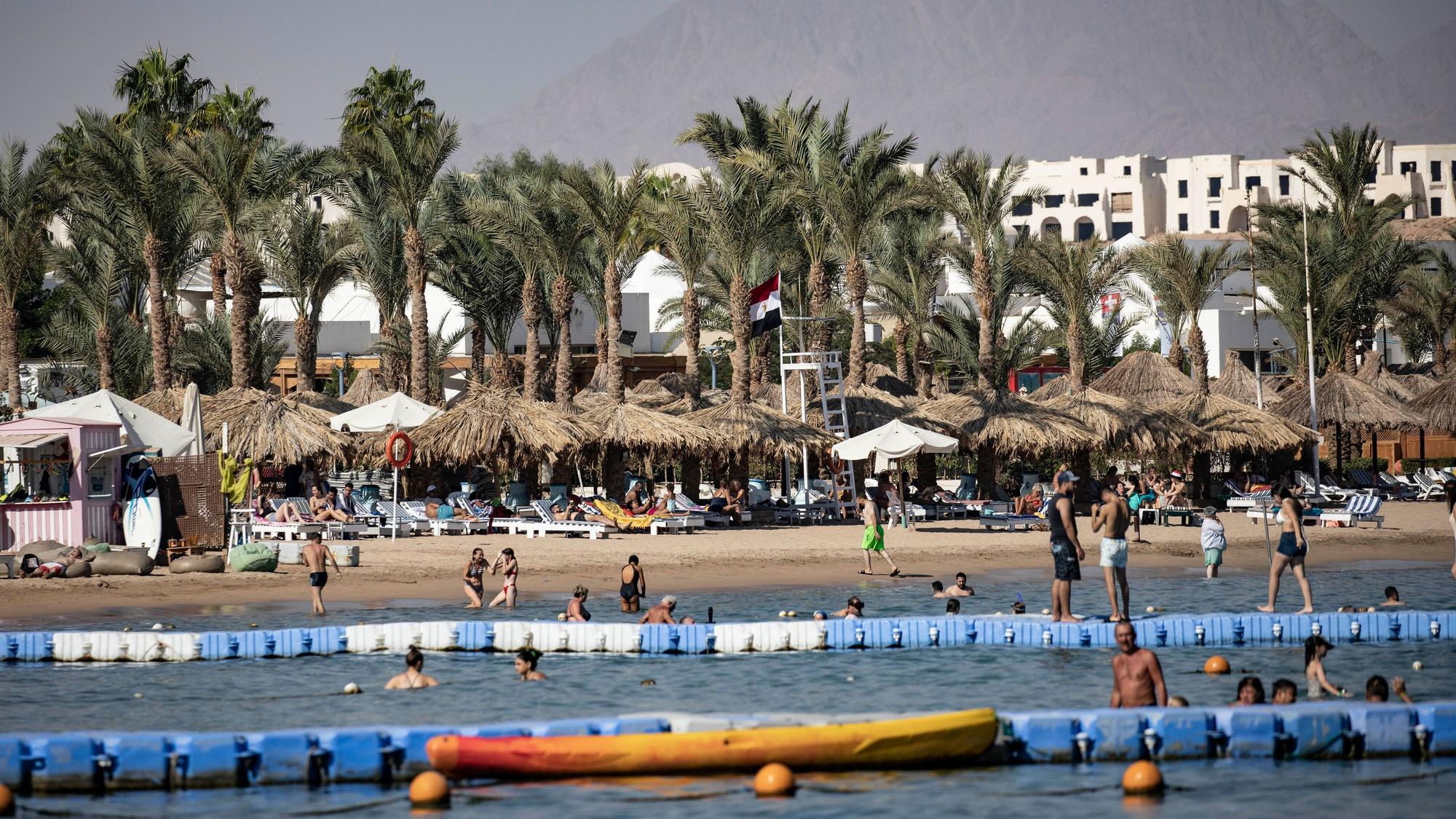 Menschen baden an der Naama-Bucht in Scharm el Scheich.