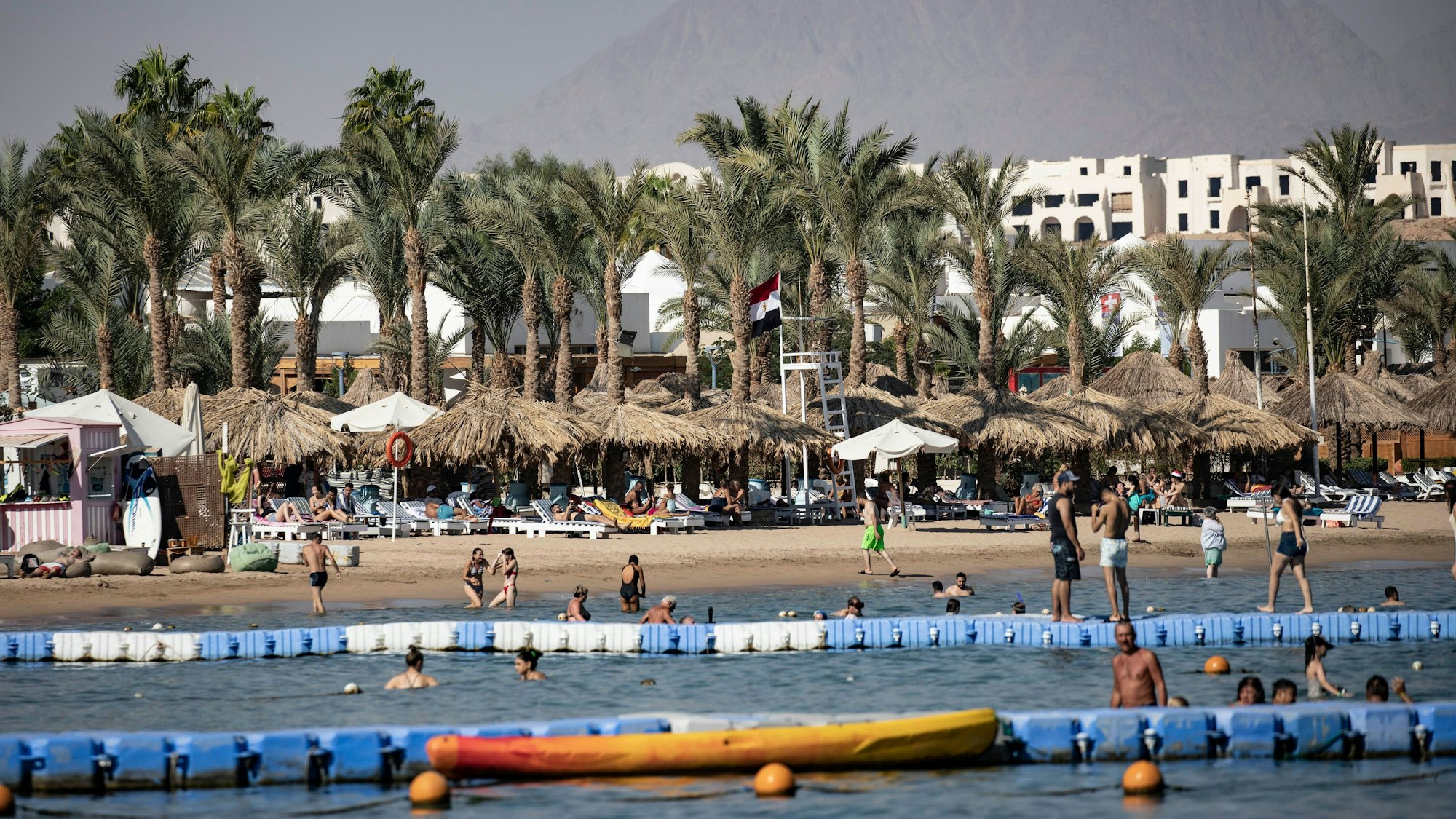 Menschen baden an der Naama-Bucht in Scharm el Scheich. (Symbolbild)