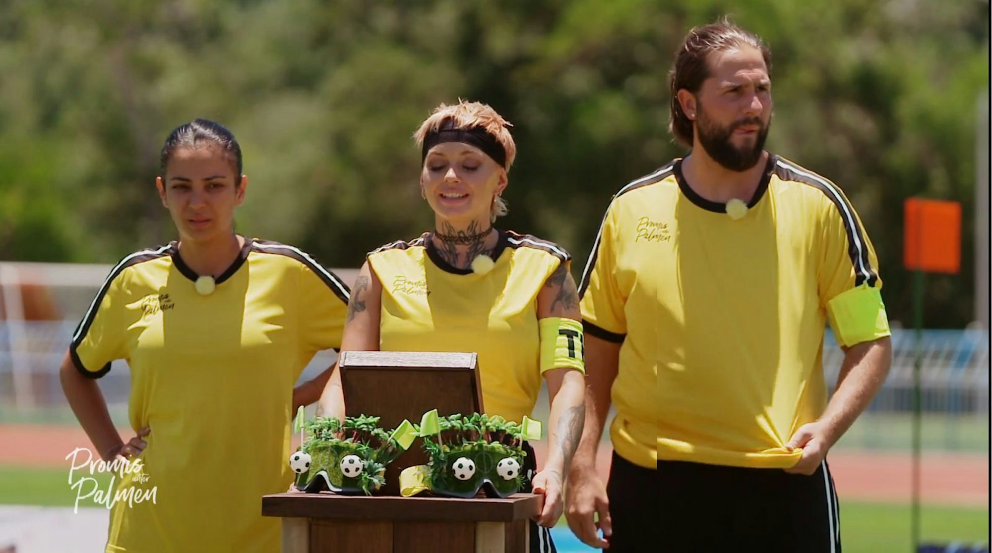Team Gelb vor dem Teamspiel: Dilara Kruse, Kapitänin Edith Stehfest und Maurice Dziwak. Problem: die Kommunikation war chaotisch. (Bild: Joyn)