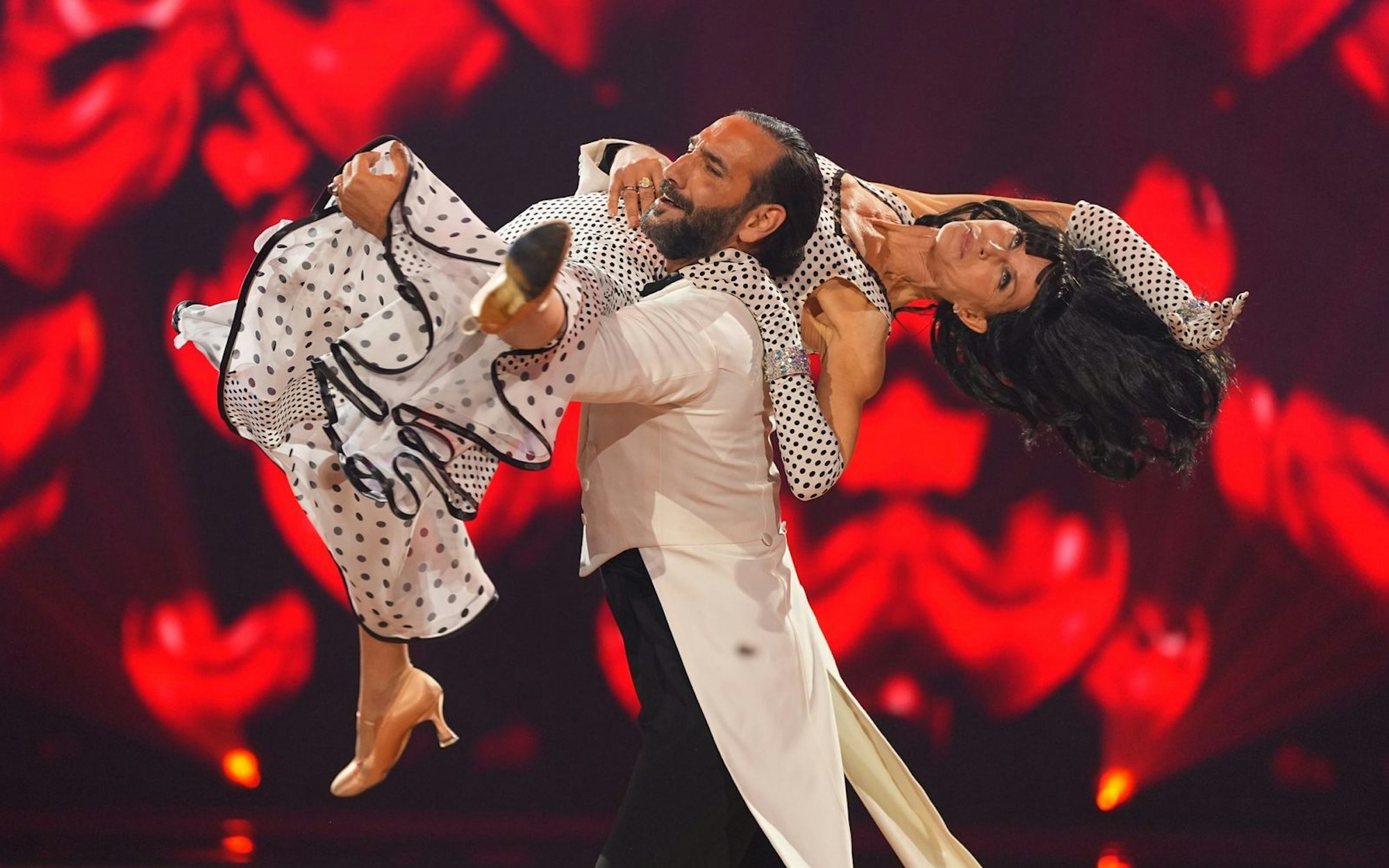 Hebefiguren trotz gebrochener Rippen: Esther Schweins musste die Zähne zusammenbeissen: „Das hier findet einmal im Leben statt. Das wird sich nicht nochmal wiederholen. Und es geht vieles, wenn man es will.“ (Bild: RTL / Stefan Gregorowius)