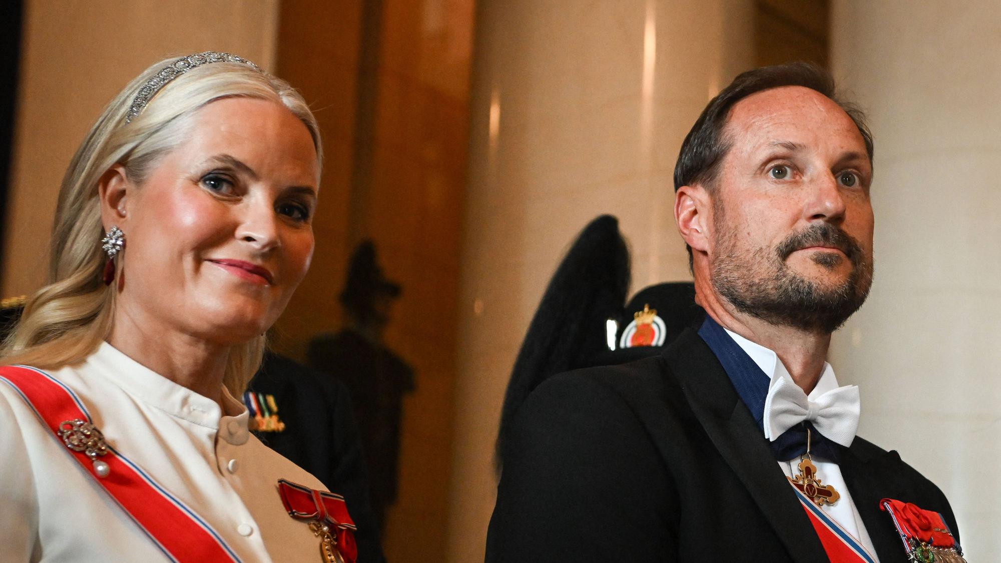 Kronprinzessin Mette-Marit und Kronprinz Haakon posieren.