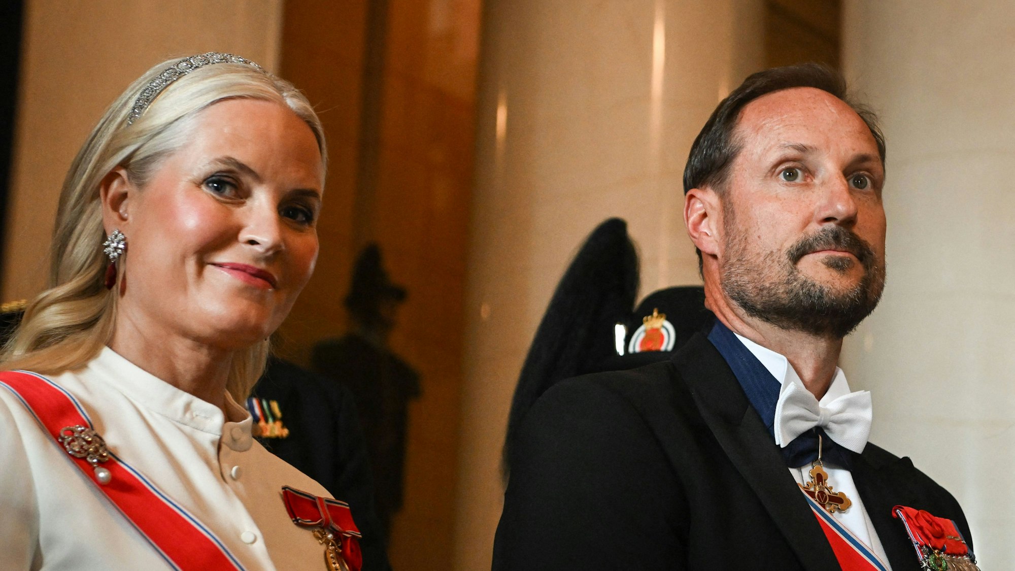 Kronprinzessin Mette-Marit und Kronprinz Haakon posieren.