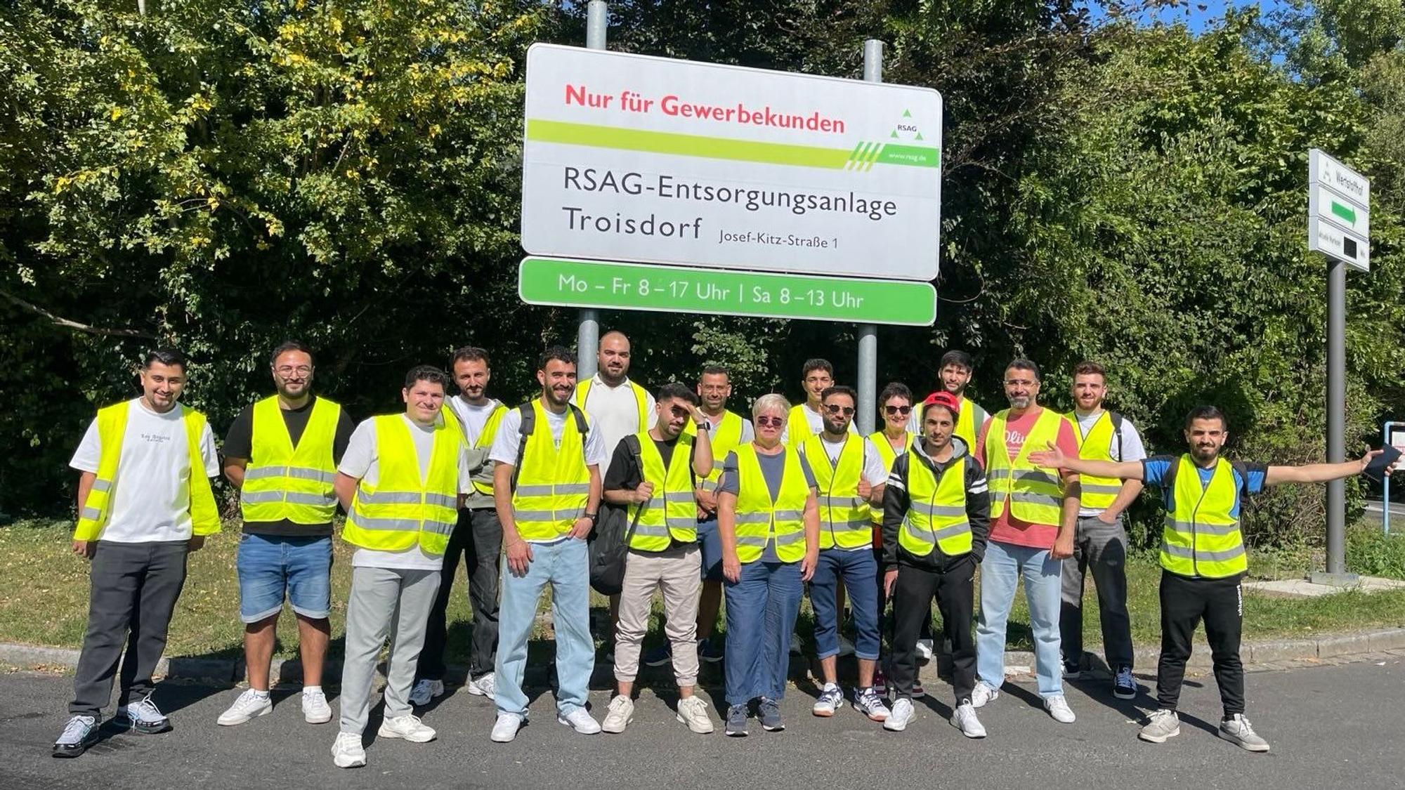 Projektteilnehmer von "Yes We Can" besuchten im September 2025 im Rahmen einer Schulung die RSAG-Entsorgungsanlage in Troisdorf.