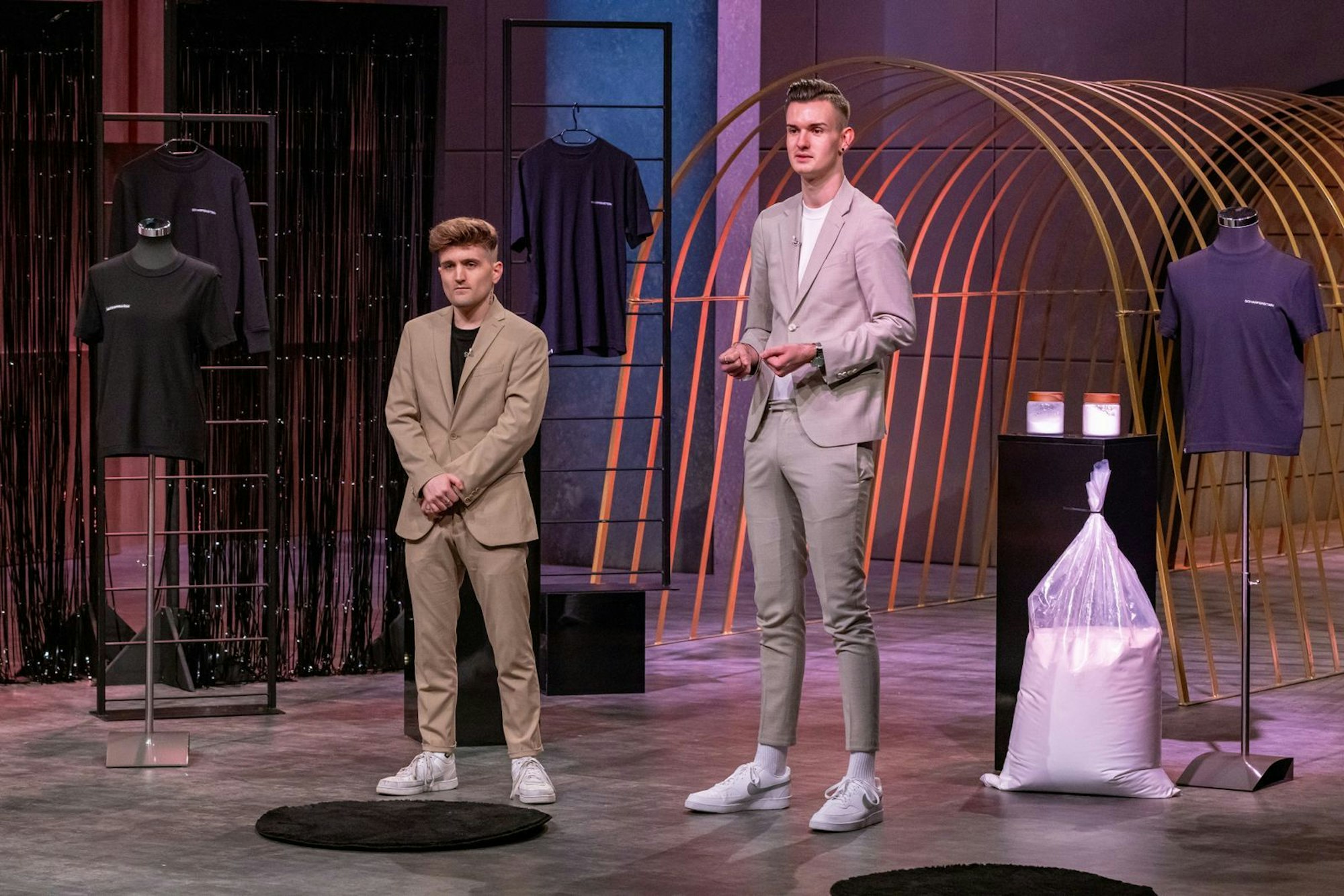 Die Eheleute Kai und Tim aus Köln wollen mit „Scharfenstein“ dafür sorgen, dass Wäsche auch nach dem Sport gut duftet. (Bild: RTL / Bernd-Michael Maurer)