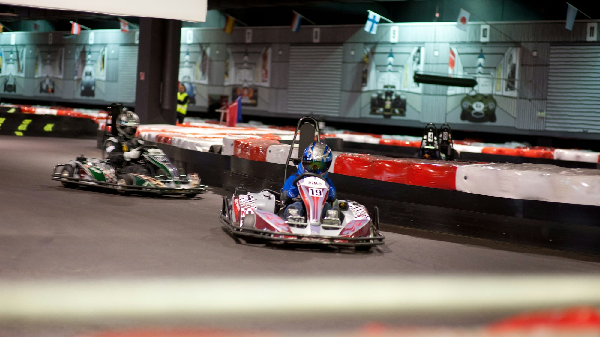 Person fährt auf einer Kartbahn