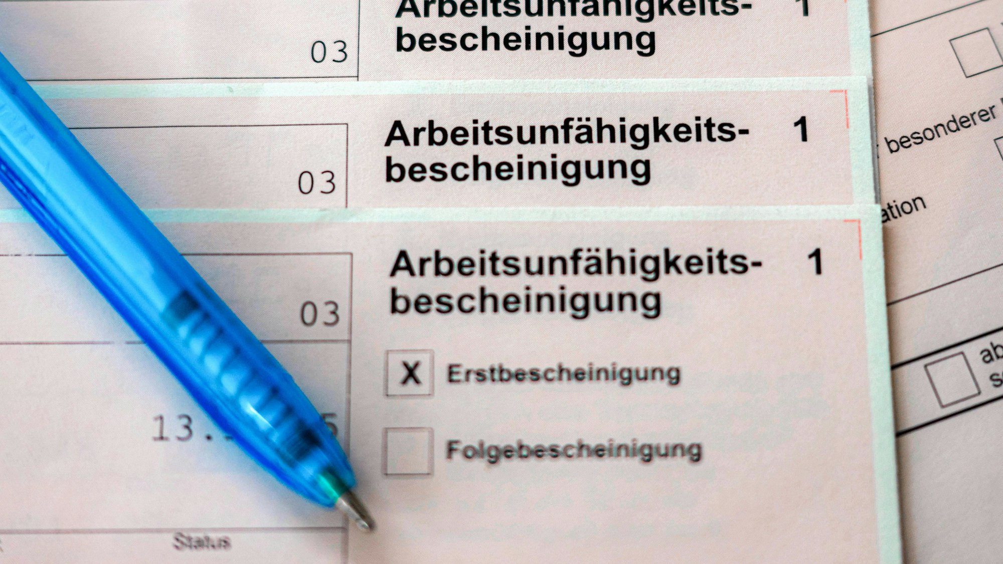 Exemplare einer Arbeitsunfähigkeitsbescheinigung (Symbolbild)