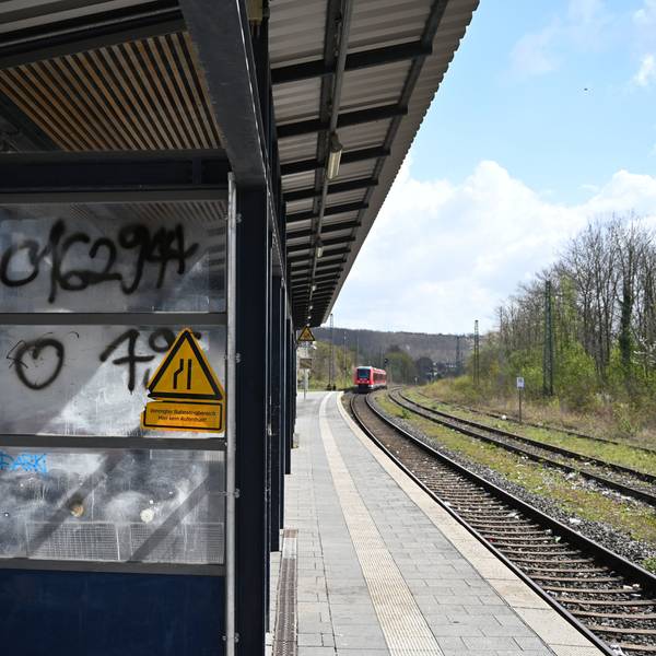 Das Foto zeigt Graffiti an einem Bahnhof.