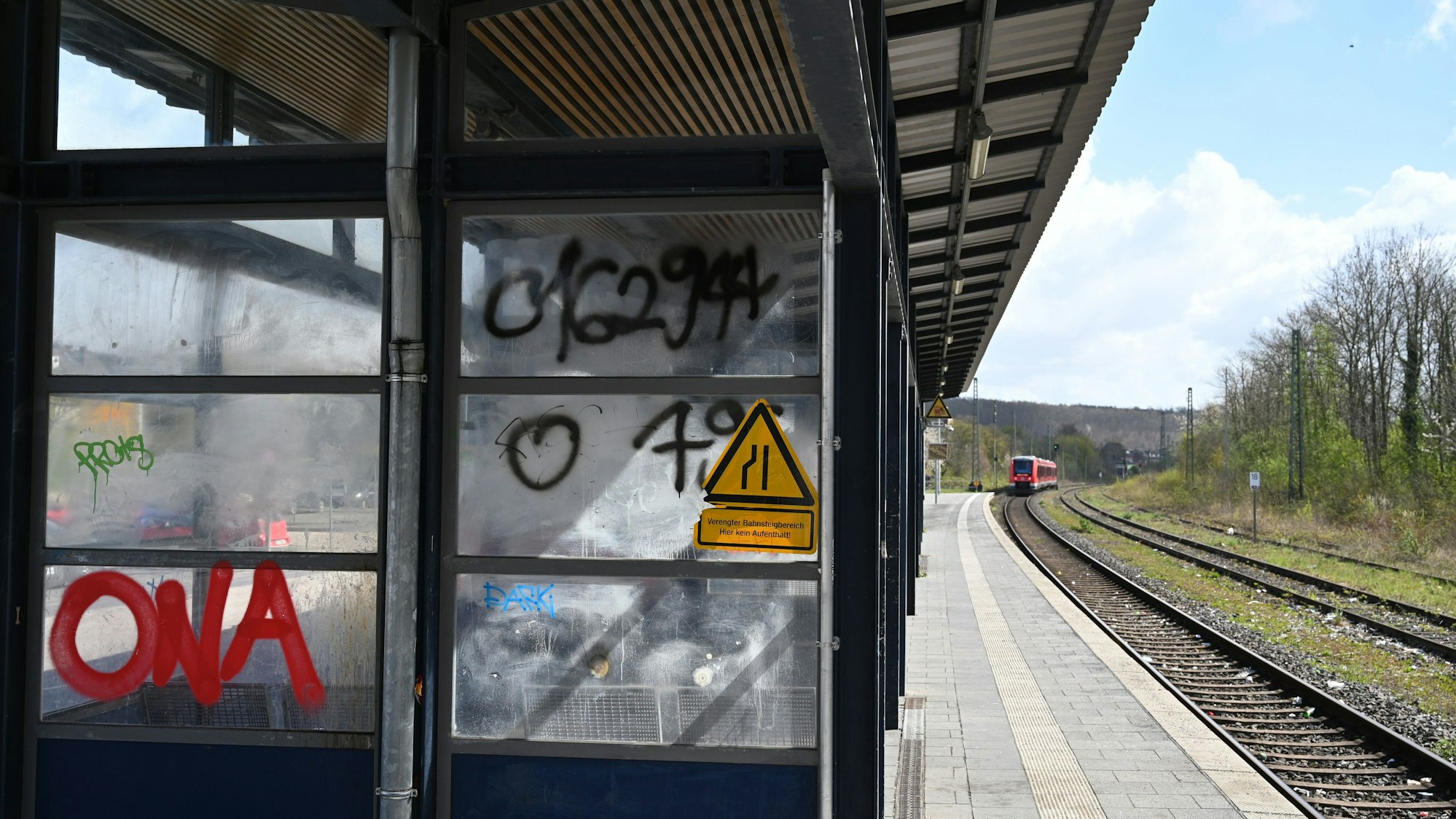 Das Foto zeigt Graffiti an einem Bahnhof.