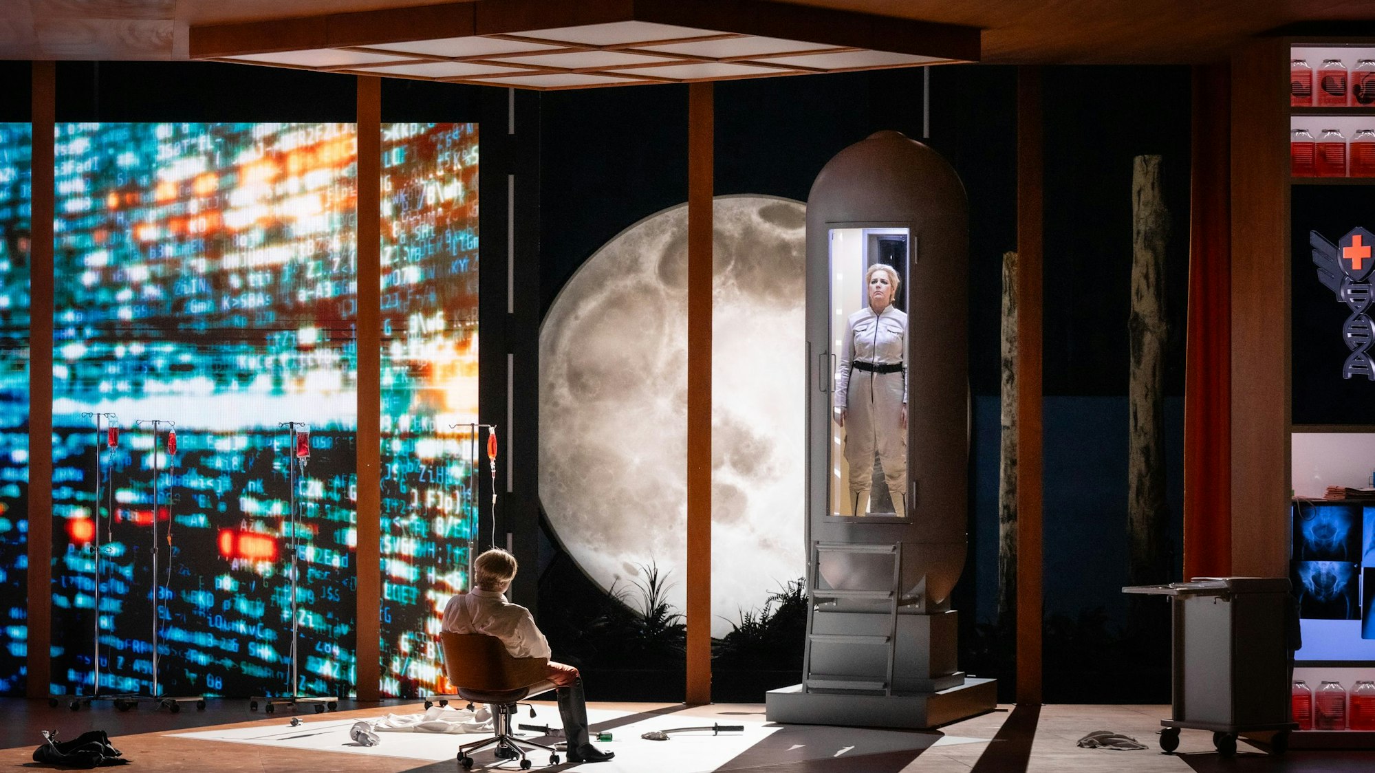 Jordan Shanahan als Wotan und Trine Møller als Brünnhilde in einer Hochdruckkammer